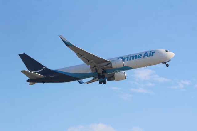 BOEING 767-300 (N229AZ)