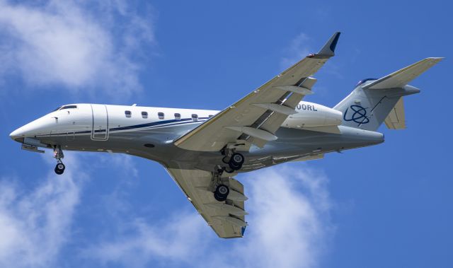 Bombardier Challenger 300 (N300RL)