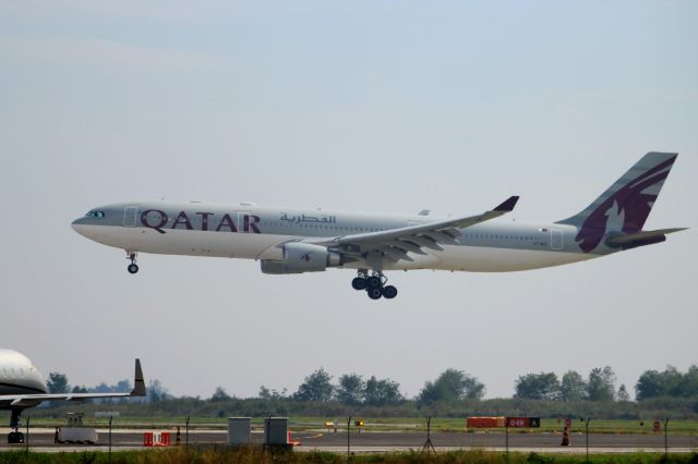 Airbus A330-300 (A7-AEE)