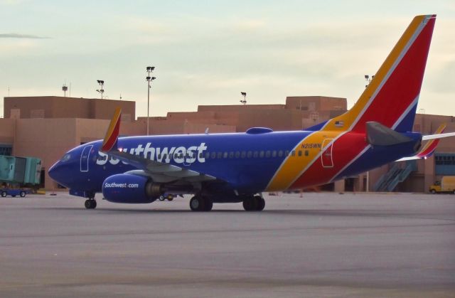 Boeing 737-700 (N215WN) - Pushback