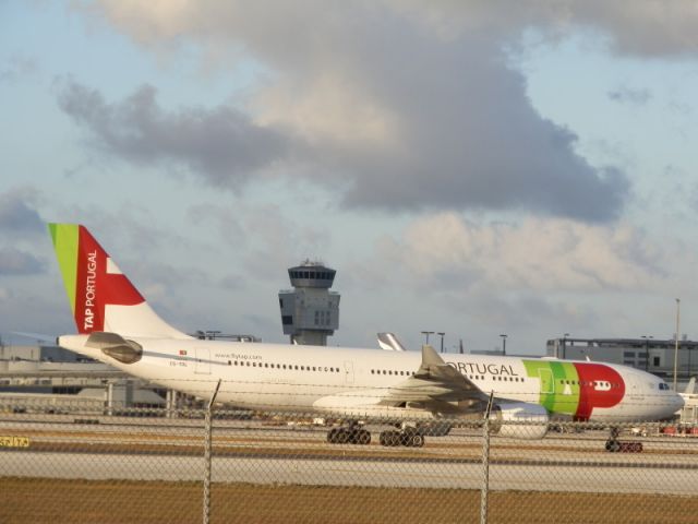 Airbus A330-200 (CS-TOL)