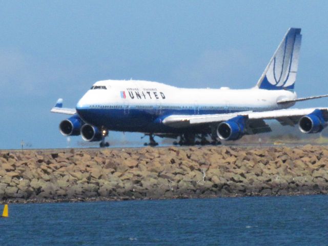 BOEING 767-300 (N122UA) - landing at sydney