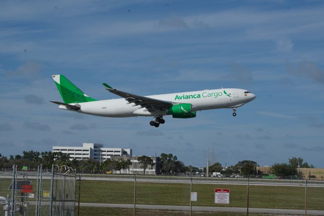 Airbus A330-300 (N331QT) - Landing at Miami