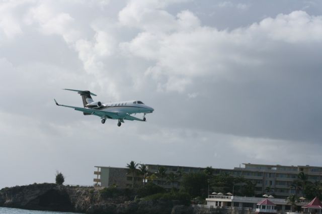 Embraer Phenom 300 (N729JF)