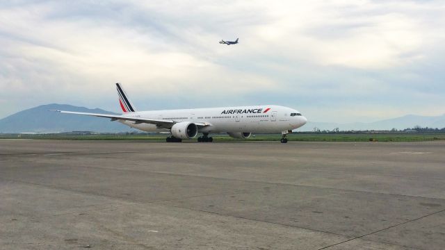 BOEING 777-300ER (F-GZNJ) - DESTINO PARIS