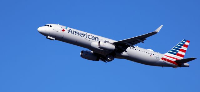 Airbus A321 (N155NN) - Shortly after departure is this 2016 American Airlines Airbus 321-231 in the Autumn of 2023.