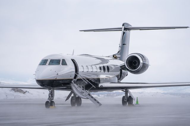 Gulfstream Aerospace Gulfstream V (N27LX) - Nice G550 on a foggy ramp at BZN.