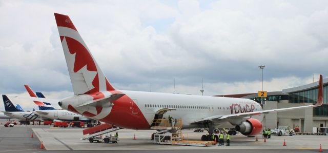 BOEING 767-300 (C-FMWP)