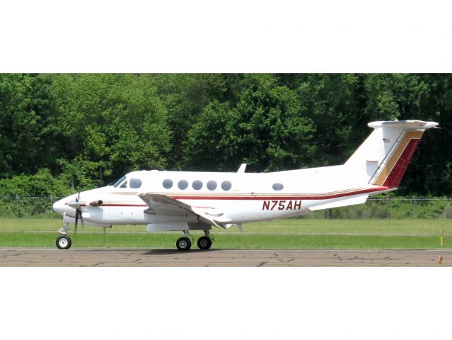 Beechcraft Super King Air 300 (N75AH) - After landing RW26.