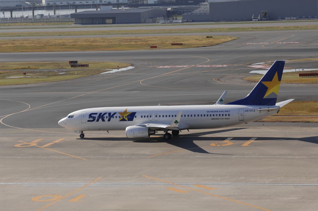Boeing 737-800 (JA737Z) - Taxi at Haneda Intl Airport on 2010/12/4