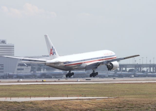 Boeing 777-200 —