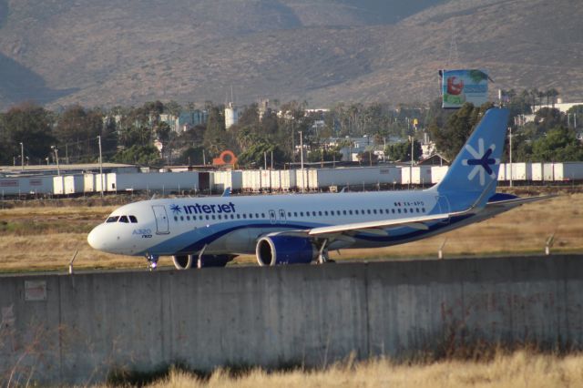 Airbus A320 (XA-APO) - carreteo desde pista 27.