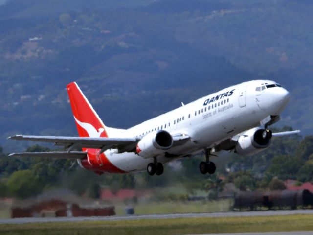 BOEING 737-400 (VH-TJI) - One of Qantas' old girls gets airborne off runway 23 and heads to Melbourne. Saturday, 24th March 2012.