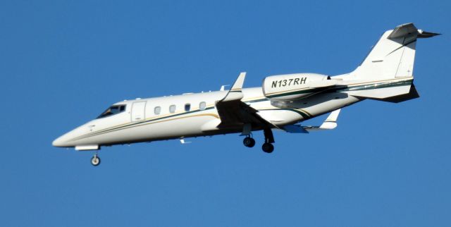 Learjet 60 (N137RH) - On short final is this 1994 Learjet 60 in the Winter of 2021.