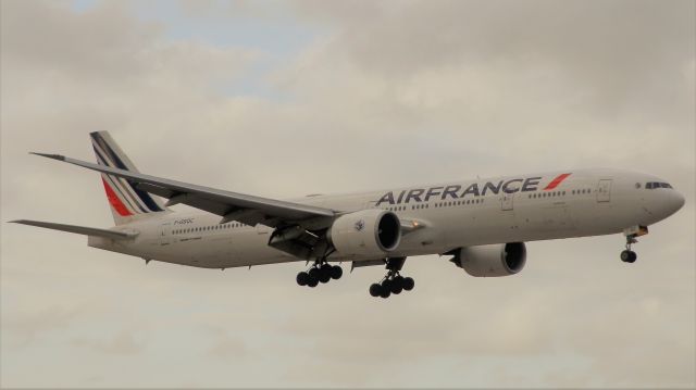 BOEING 777-300ER (F-GSQC) - Arriving from Paris,Charles de Gaulle{Roissy}(CDG/LFPG)