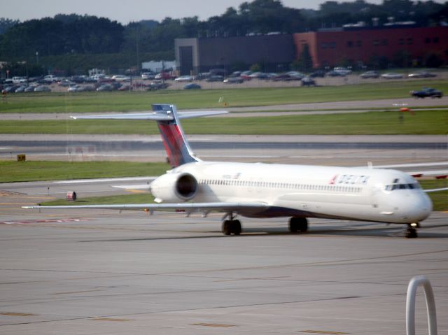 McDonnell Douglas MD-90 (N911DA) - Taxiing at MSP on 07/31/2011