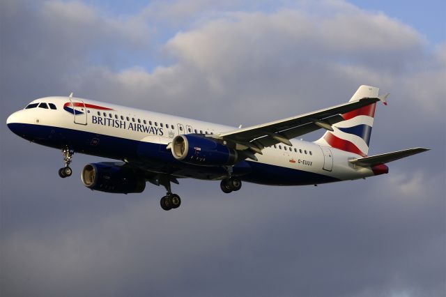 Airbus A320 (G-EUUX) - Airbus A320-232, British Airways, G-EUUX, 13.Oct.2022, EGLL London Heathrow, Myrtle Ave