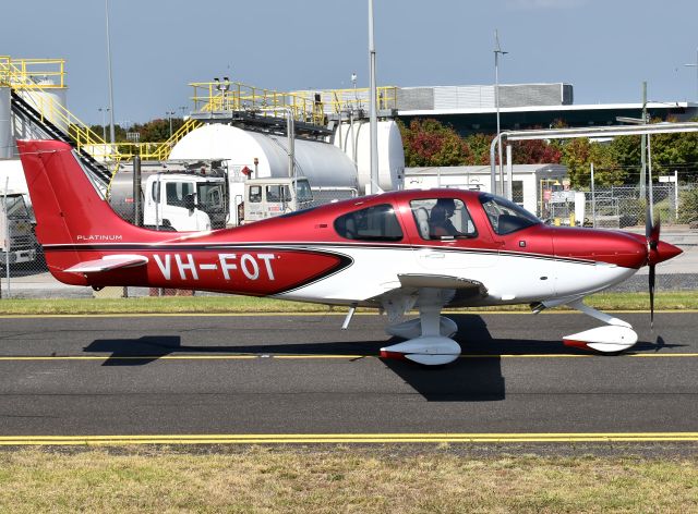 Cirrus SR-22 (VH-FOT)