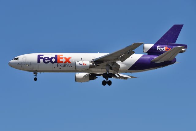 McDonnell Douglas DC-10 (N562FE) - Runway 32 04-09-20