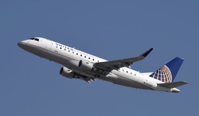 Embraer 175 (N134SY) - Departing LAX