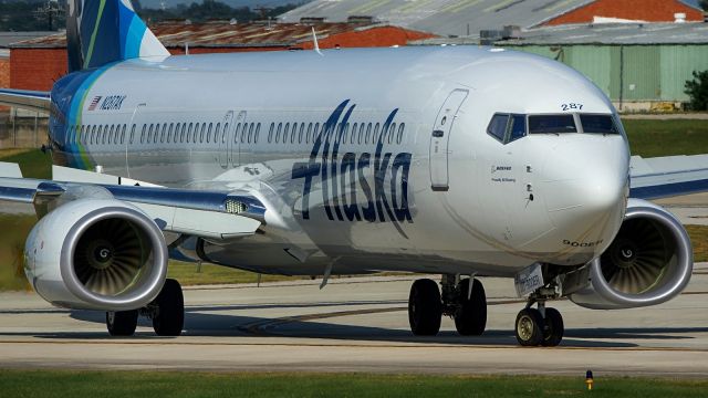 Boeing 737-900 (N287AK) - Turning on November after arriving on 4.