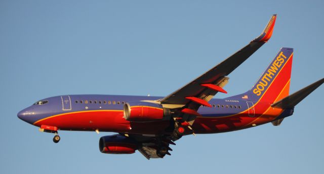 Boeing 737-700 (N449WN) - Landing 30L