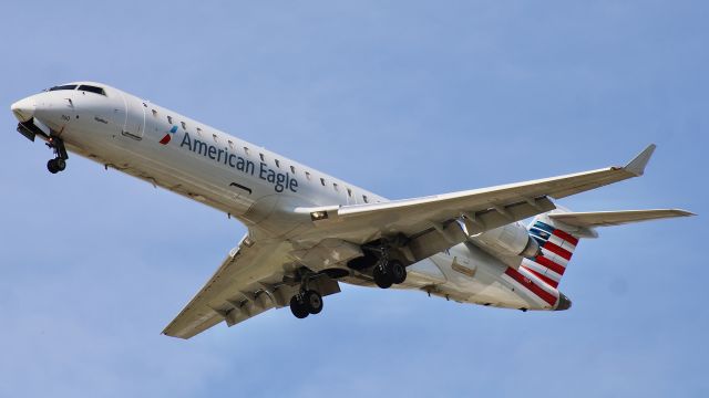 Canadair Regional Jet CRJ-700 (N760SK) - A SkyWest CRJ-701ER, operating for American Eagle, on short final @ KIND. br /br /9/20/23