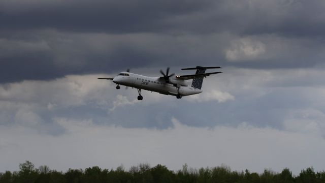 de Havilland Dash 8-400 (C-GLQO) - Stormy approach to Rwy 25