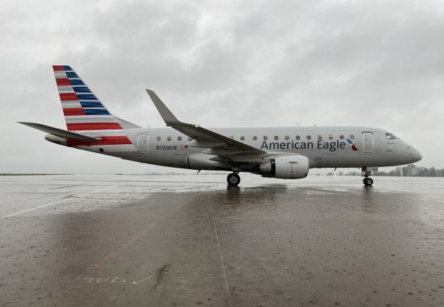 Embraer 170/175 (N769KW)