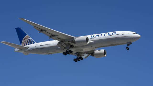 Boeing 777-200 (N225UA) - On final for 10L from Brussels.br /6/6/17