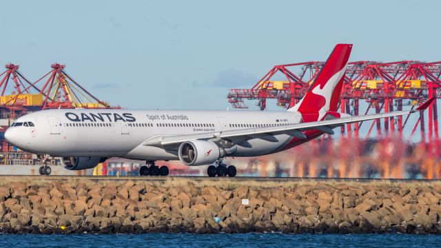 Airbus A330-300 (VH-QPH)