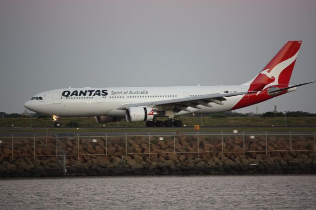 Airbus A330-300 (VH-EBN)