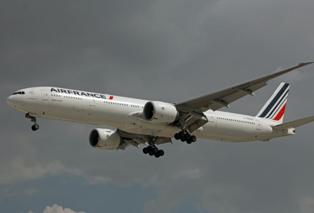 BOEING 777-300 (F-GSQV) - Air France / Boeing 777-328 (ER) / MSN 32854 / F-GSQV / MMMX 07/2020