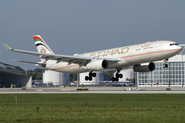 Airbus A330-300 (A6-AFE)