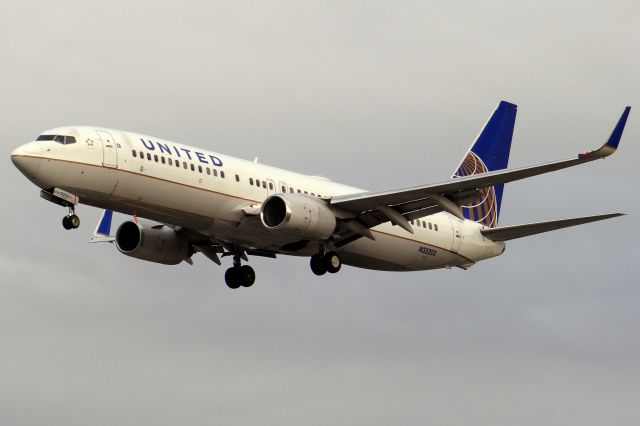 Boeing 737-800 (N33203)