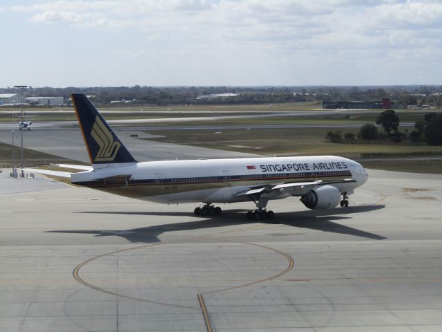 Boeing 777-200 (9V-SVI) - Singapore Airlines Boeing 777-200ER at the gate preparing for a flight to Singapore