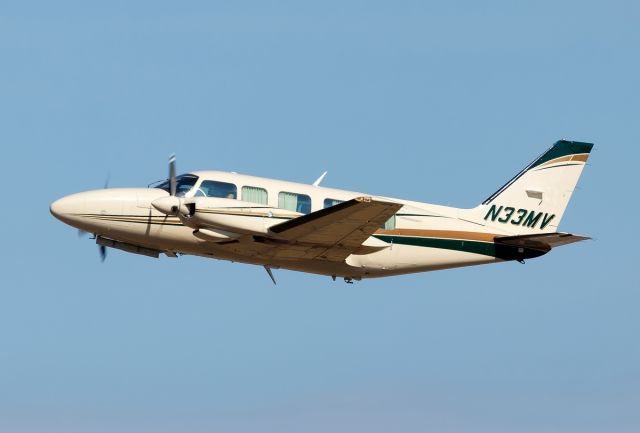 Piper Navajo (N33MV)