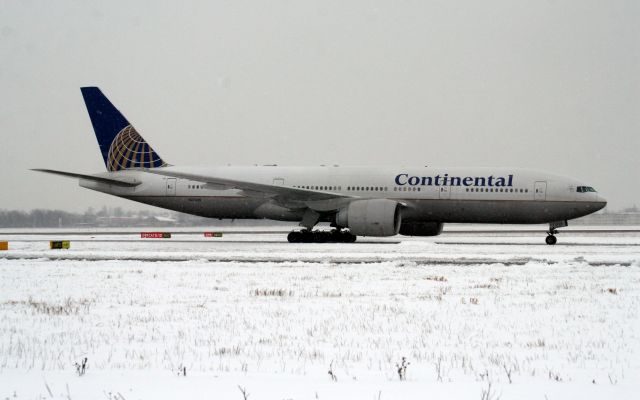 Boeing 777-200 (N27015) - A snowy London Heathrow on 02-Feb-09