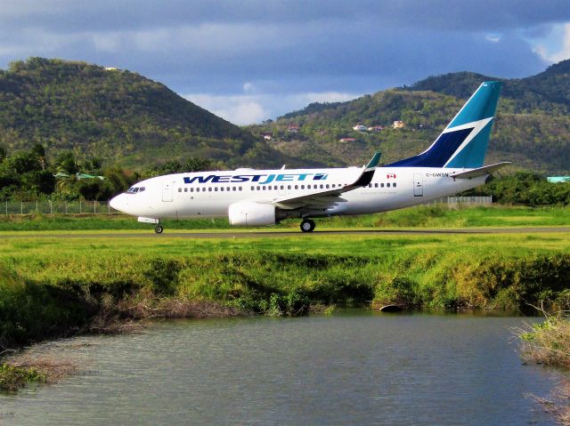 Boeing 737-700 (C-GWSN)