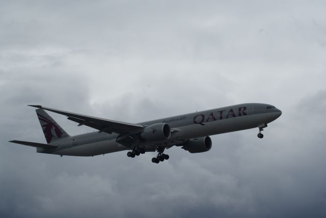 BOEING 777-300 (A7-BAU) - Qatar B777-3DZER cn41739