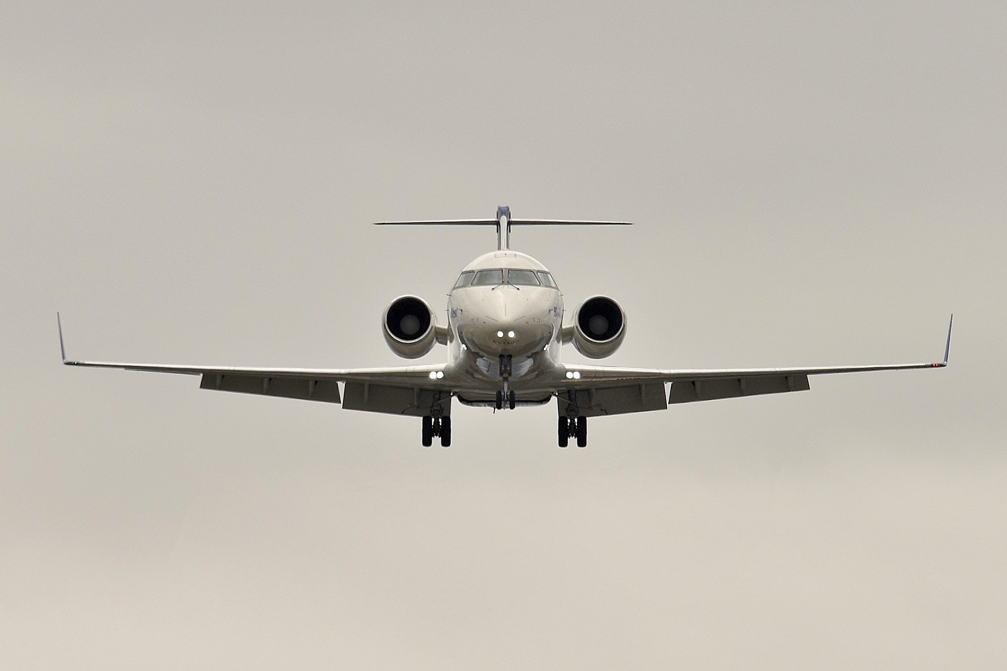 Canadair Regional Jet CRJ-200 — - 5-L 04-05-24