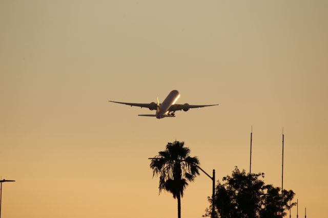 BOEING 777-300ER (F-GSQM)