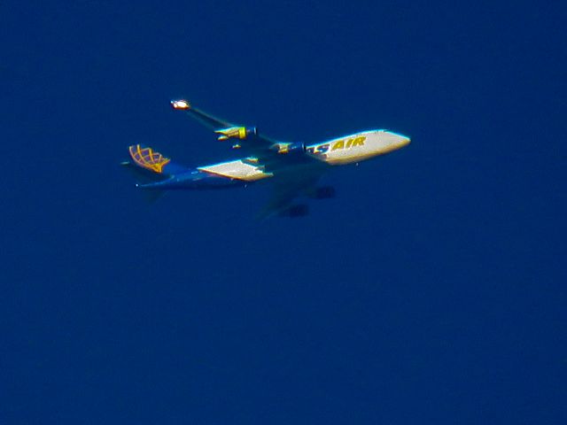 Boeing 747-400 (N409MC)