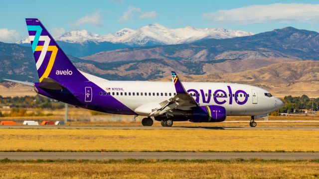 Boeing 737-700 (N703VL)