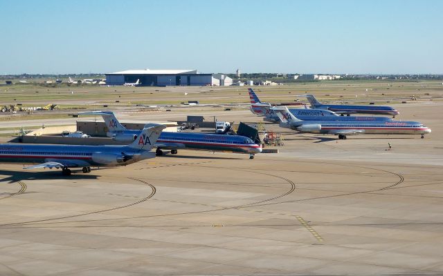 McDonnell Douglas MD-82 (N554AA) - AA MD-82 N554AA (nearest) among several other -80s and a 738 clustered between the A and C terminals at DFW on Oct 30, 2014.