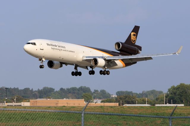 Boeing MD-11 (N287UP) - Short final onto 30L at Minneapolis