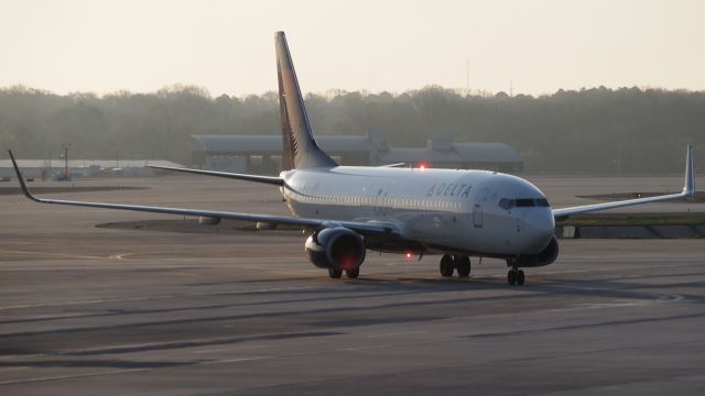 Boeing 737-800 (N373DA)