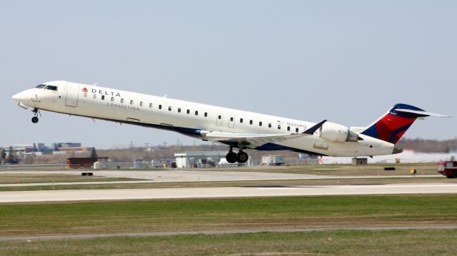 Canadair Regional Jet CRJ-900 (N200PQ)