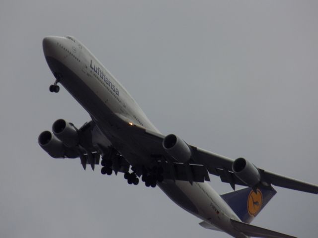 BOEING 747-8 (D-ABYM) - Lufthansa 498 heavy, turning left to final for 05R...