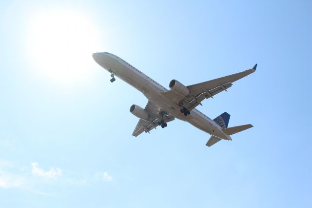 Boeing 757-200 (N18119) - LANDING 10C